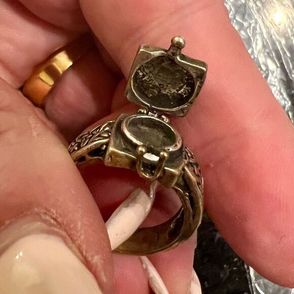 Rare Borgia ring with top square locket or secret compartment size 6.5 - Picture 2 of 9